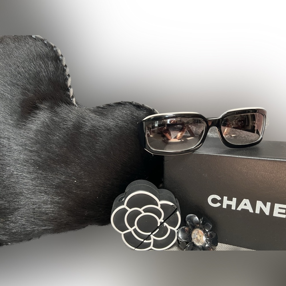 😎AUTHENTIC CHANEL BLACK AND WHITES😎